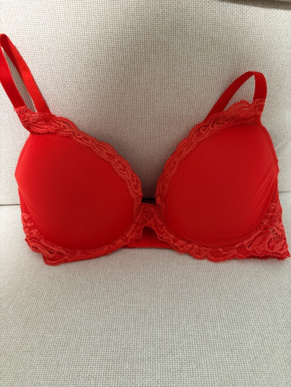 Natori “Feathers”  size 36D Red Lace-Edge Bra
